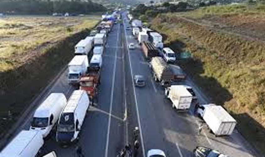 Caminhoneiros protestam em 13 estados contra preço do diesel