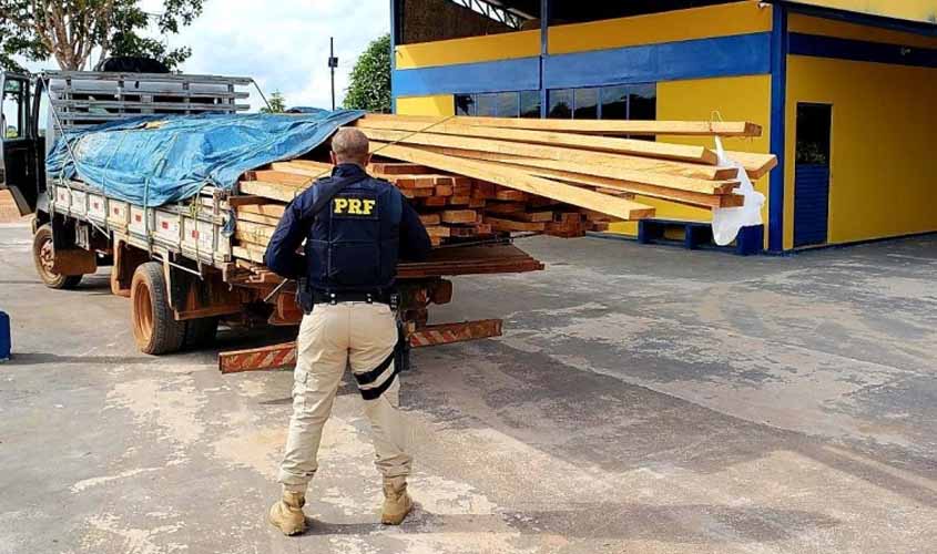 PRF apreende carga de madeira ilegal em Guajará-Mirim