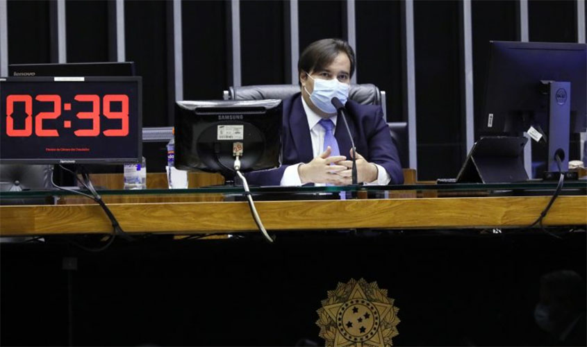 Bolsonaro anuncia adiamento do Enem; Maia retira de pauta o projeto da Câmara  