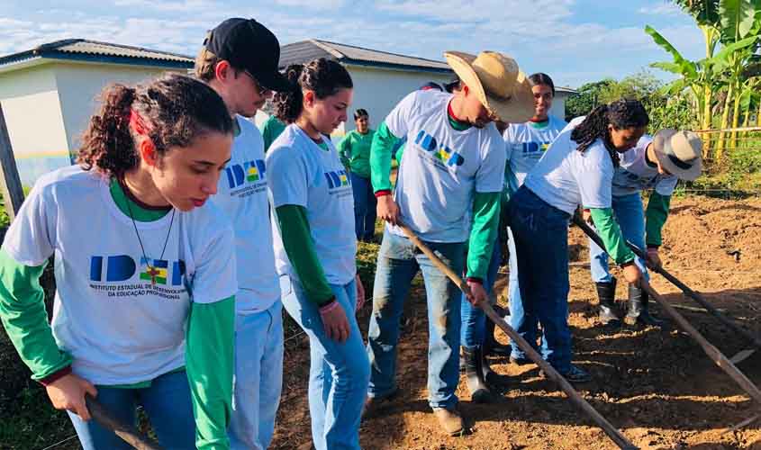Alunos da educação rural aprendem com a rotina do campo