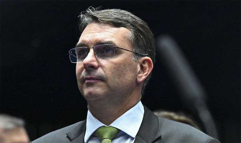 Flavio Bolsonaro é chamado de 'Pinóquio' da política