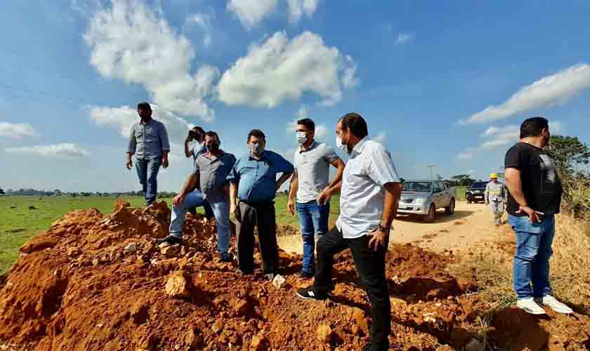 Deputado Laerte Gomes vistoria construção de bueiros em linhas vicinais de Teixeirópolis