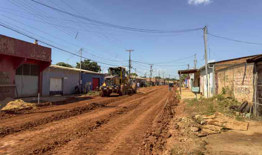 Vias do bairro Três Marias recebem serviços de pavimentação, meio-fio, sarjeta e calçada