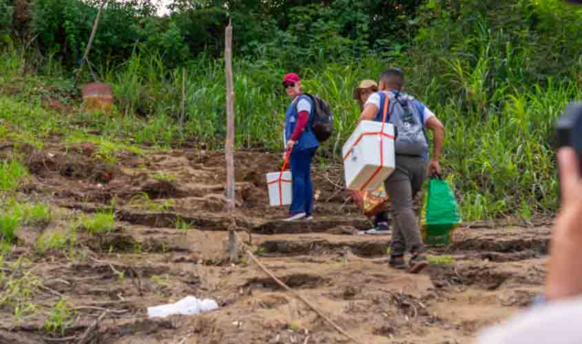 Rio baixo e barranco alto tornam ainda mais desafiador o trabalho dos profissionais a bordo da embarcação