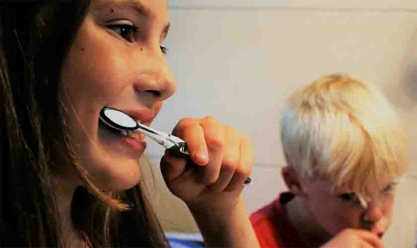 Como incentivar meu filho a escovar os dentes?