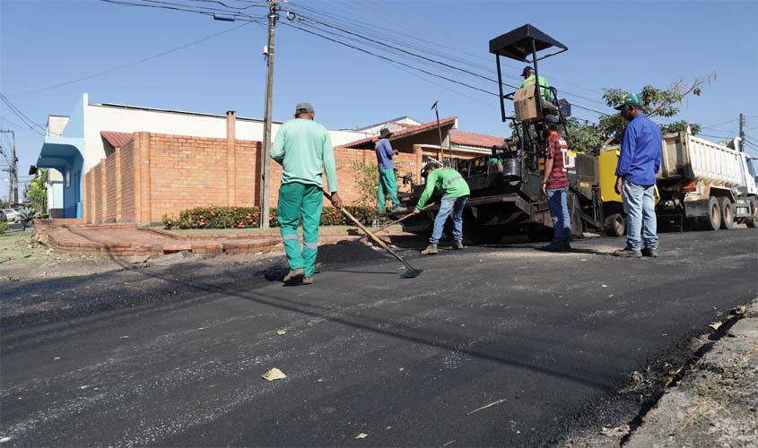 Prefeitura recapeia vias que cruzam a Rua Menezes Filho