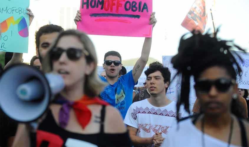 Registros de racismo e homofobia disparam no país em 2022