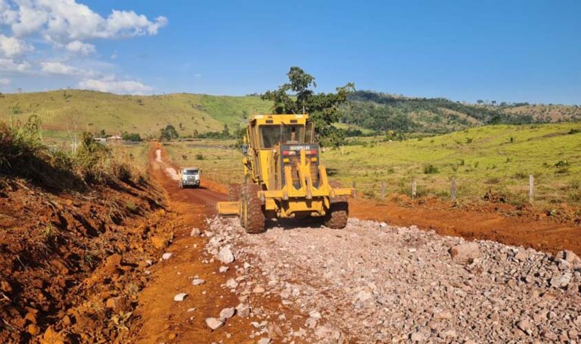 DER executa serviços e melhorias na RO-383, entre Alta Floresta d’Oeste e o distrito de Nova Gease