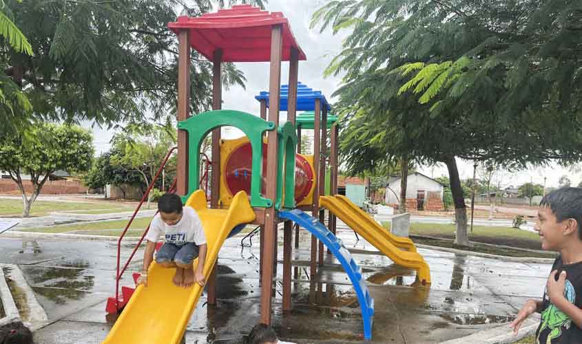 Novos playgrounds garantem espaços de lazer para crianças em municípios do estado