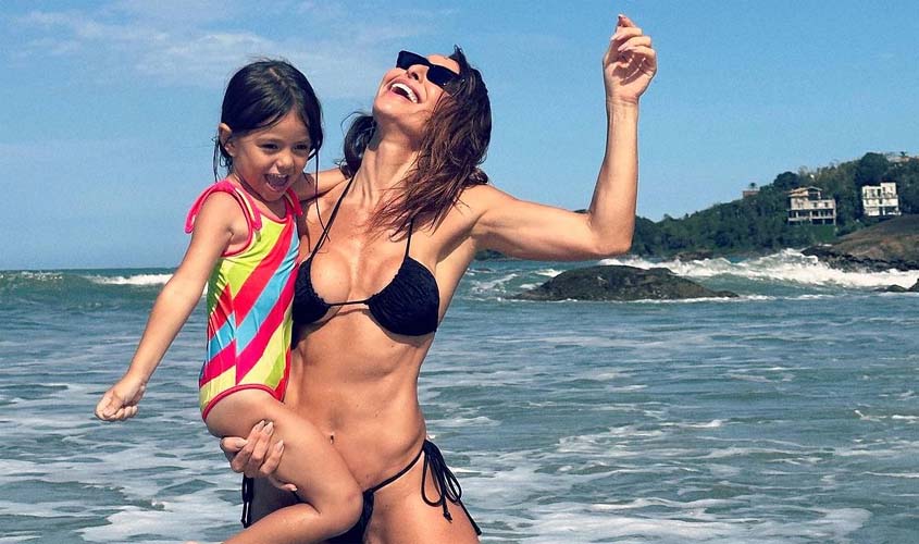 Sabrina Sato curte domingo na praia com Zoe e aproveita para divulgar nova coleção de beachwear