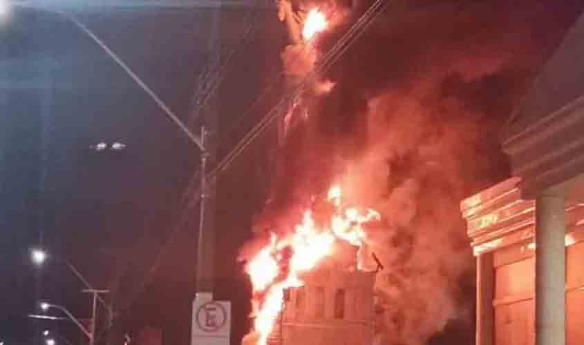 NOVA DECISÃO: ESTÁTUA DA HAVAN VAI PARA A LOJA DA BR 364. A NOVA, ONDE FOI INCENDIADA, SÓ QUANDO AS AUTORAS DO CRIME FOREM  PRESAS