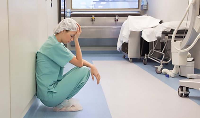 Pesquisa aponta sobrecarga, falta de reconhecimento profissional e burnout entre profissionais de enfermagem  