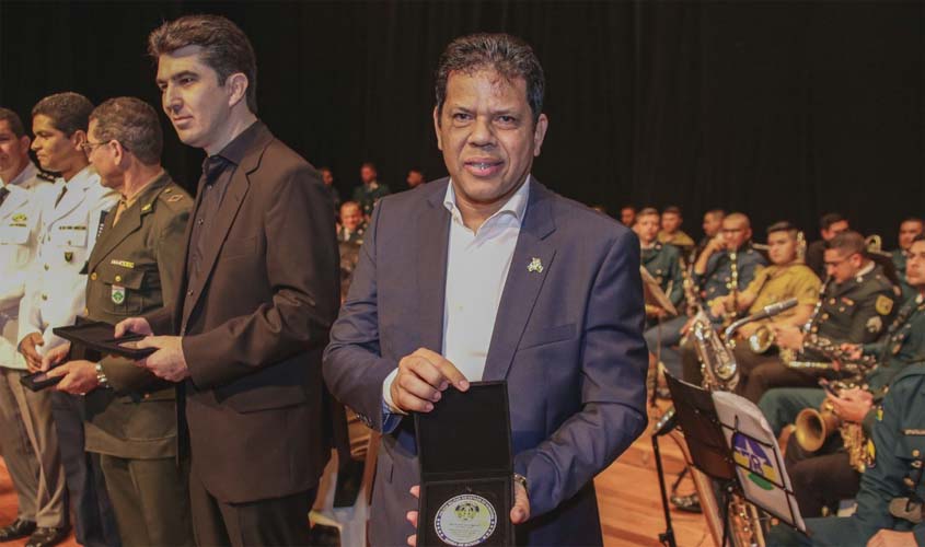 Deputado Jair montes é homenageado pela banda de música da Polícia Militar de Rondônia