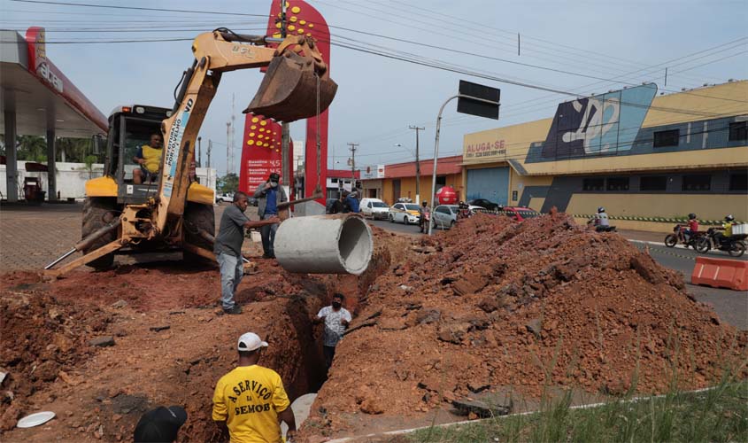 Prefeitura amplia rede de drenagem  em cruzamento crítico da capital