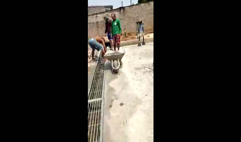 VÍDEO: moradores constrói canal para escoar água de chuva; prefeito teria recusado convite para visitar obra
