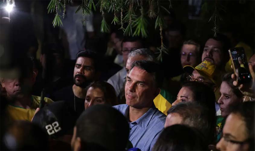 Flávio Bolsonaro impõe condições para liberar sigilos