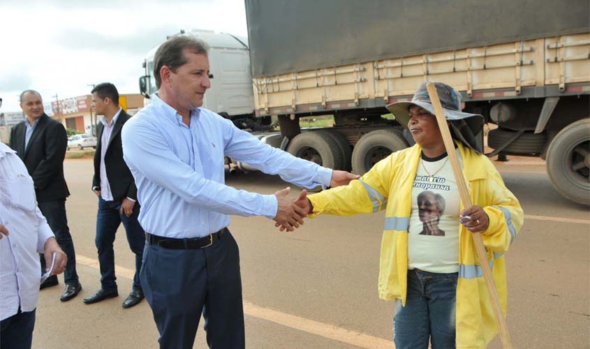 Prefeito inspeciona serviços de limpeza às margens da BR-364