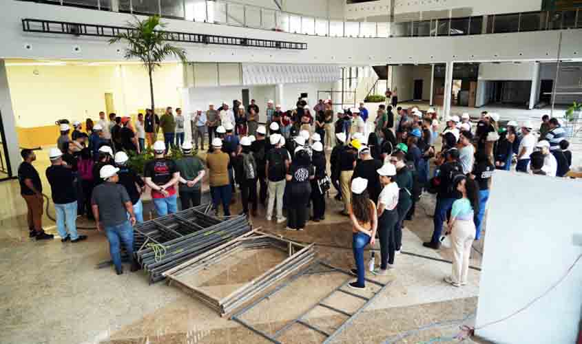 Estudantes de engenharia e arquitetura visitam as obras da nova rodoviária da capital