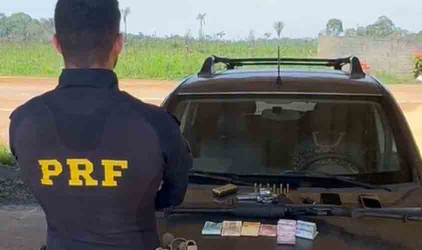 PRF recupera veículo roubado e apreende armas em Porto Velho/RO