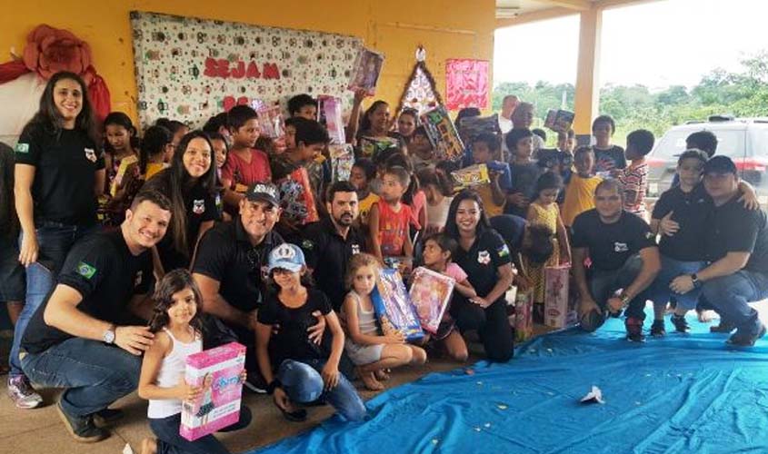 DENARC arrecada brinquedos e faz entrega a crianças da zona Rural de Porto Velho