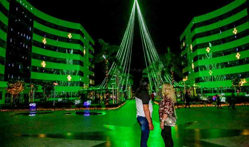 Decoração e iluminação natalina no Palácio Rio Madeira atraem visitantes; a cor verde predomina na ornamentação