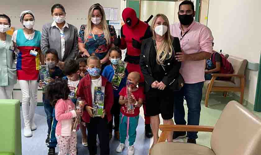 Ieda Chaves leva presentes para crianças internadas no Hospital de Amor