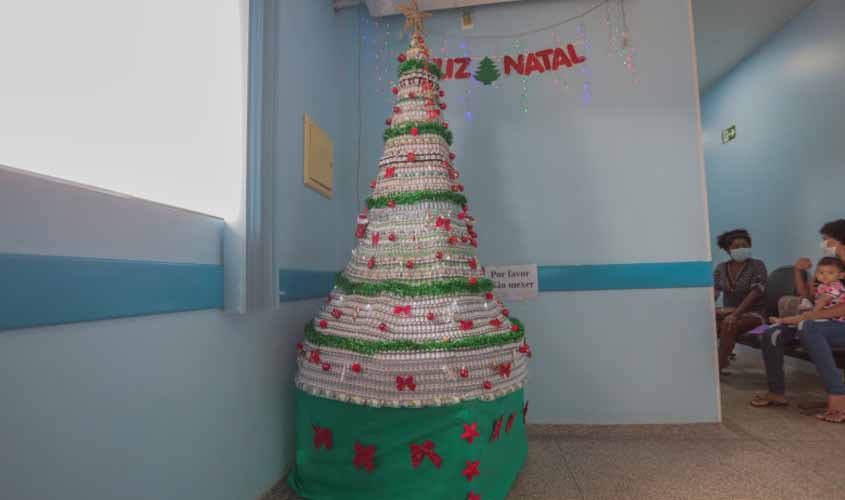 Árvore de Natal feita com frascos vazios de vacina representa cuidado com a saúde dos porto-velhenses
