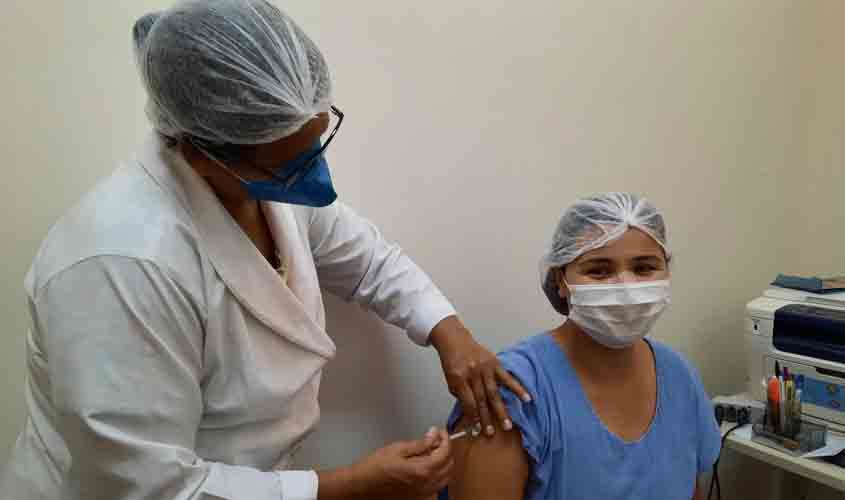 Servidores do Complexo Hospitalar receberam a 1ª dose da vacina contra a Covid-19