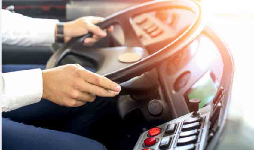 Motorista de ônibus obtém majoração de indenização por problemas na coluna