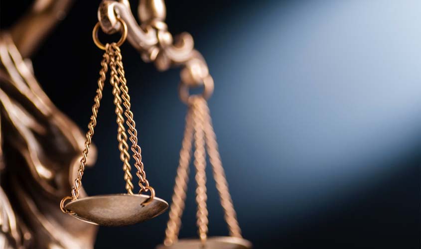 Reconhecimento de ilegitimidade na ação principal não livra denunciante da lide de pagar honorários