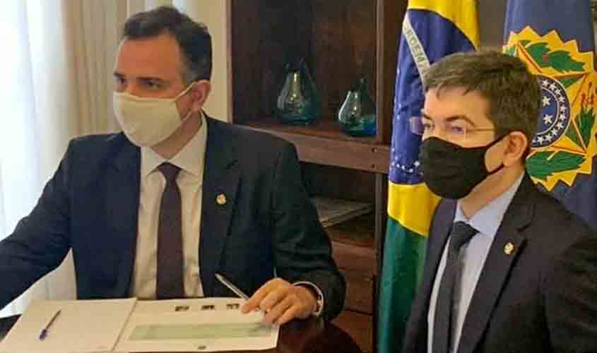 Pacheco e Randolfe articulam para que Brasil tenha vacinas da Pfizer e da Janssen  