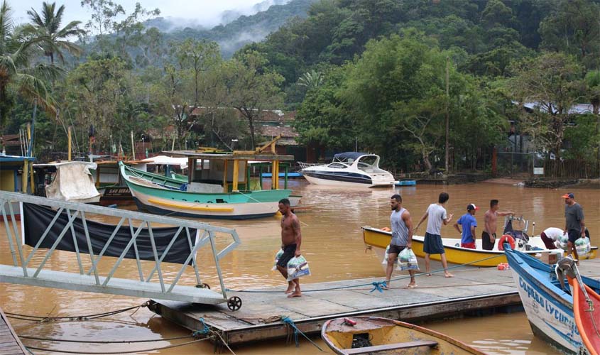 Moradores de São Sebastião estão sem água potável há quatro dias