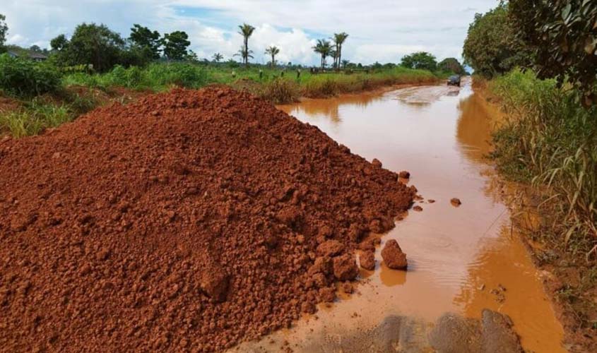 DER recupera pontos críticos na Linha 45, entre a Usina de Samuel e a Vila Nova Samuel, em Candeias do Jamari