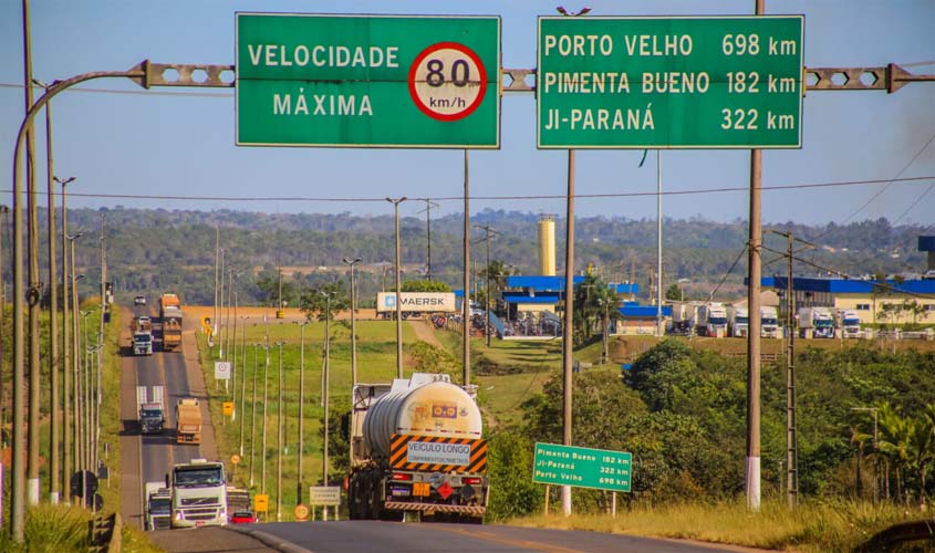 Cláudia de Jesus solicita ao DER informações sobre rodovias em Rondônia