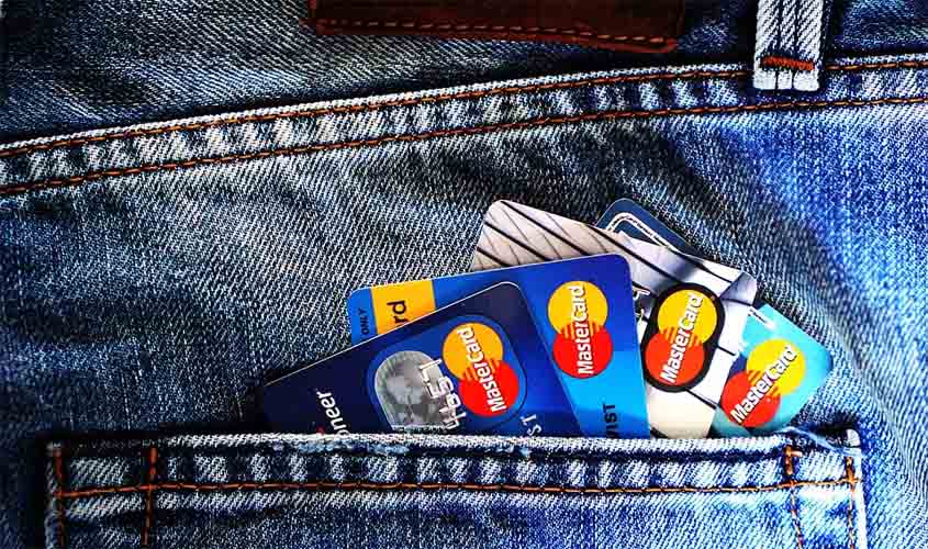 Parcelar a fatura do cartão de crédito vale a pena?
