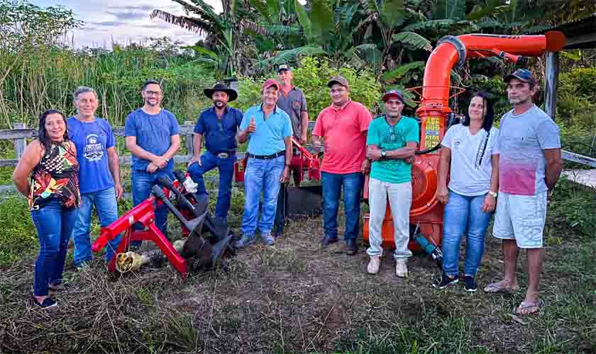 Deputado Anderson Pereira entrega máquinas e implementos agrícolas para associação Aspreo em Espigão do Oeste