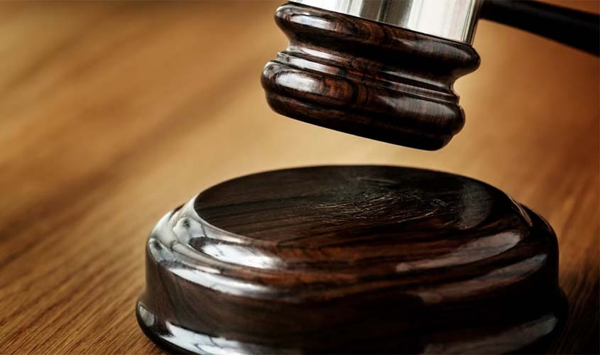 Justiça nega pedido de morador para retirada de poste da frente da garagem