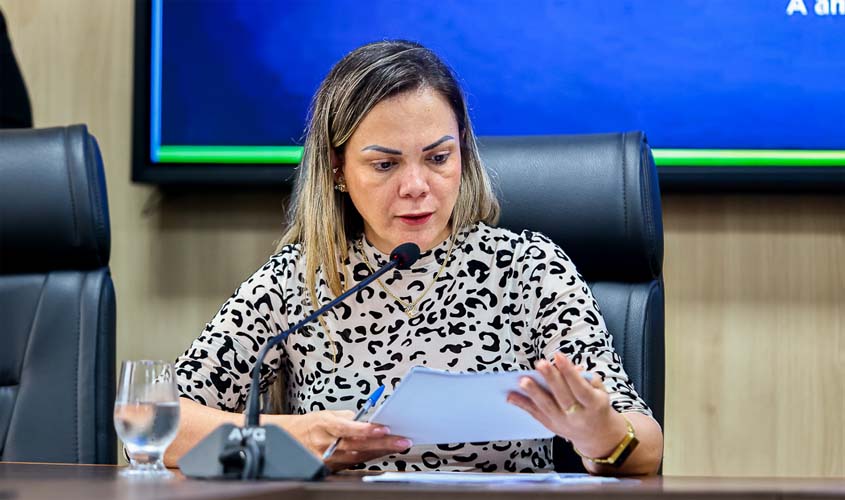 Cláudia de Jesus propõe progressão para servidores cedidos da Sesau
