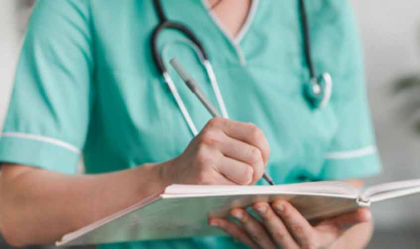 Auxiliar de enfermagem pode acumular empregos públicos em hospitais