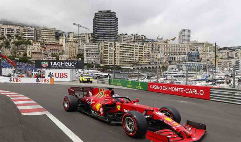 Leclerc bate, mas conquista pole position em Mônaco