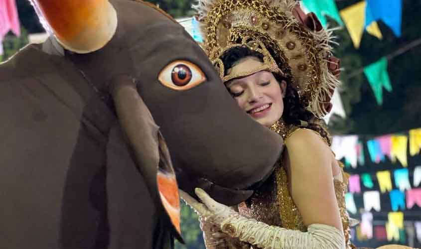 Bois-bumbás resgatam tradição e identidade cultural no Arraiá da Prefs