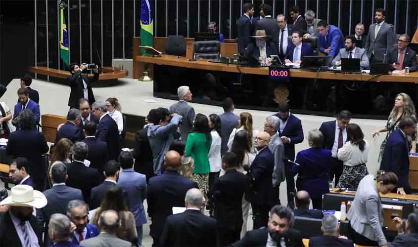 Câmara aprova projeto que reajusta salários de servidores públicos