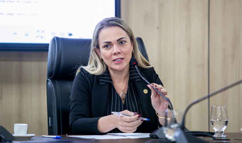 Mudanças no plano de carreira da Saúde têm emendas e mobilização da deputada Cláudia de Jesus