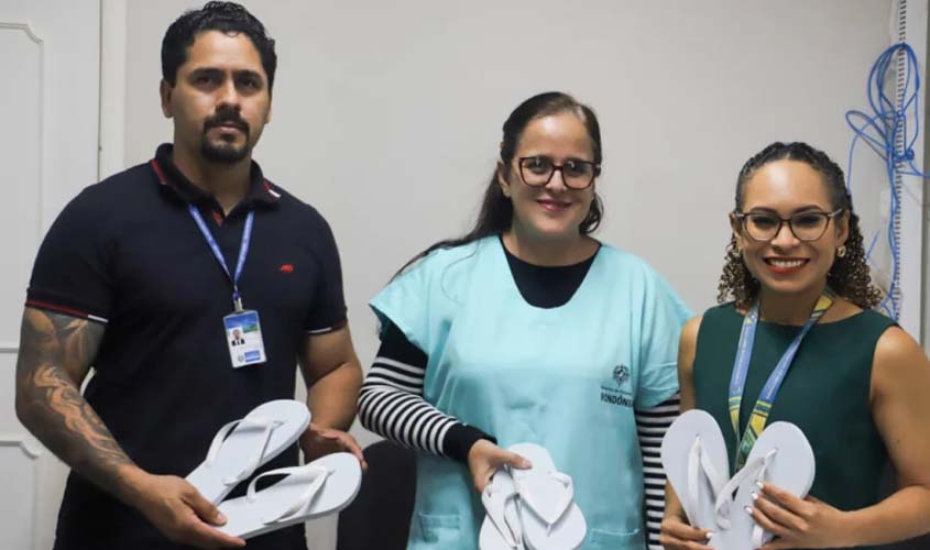 Ação social distribui sandálias produzidas por reeducandos