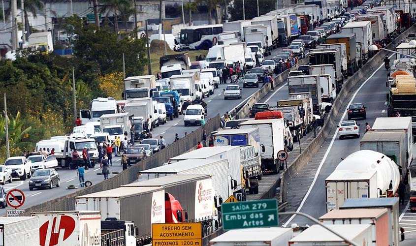 Líderes dos caminhoneiros criticam auxílio de R$ 400: 'esmola', 'deboche'