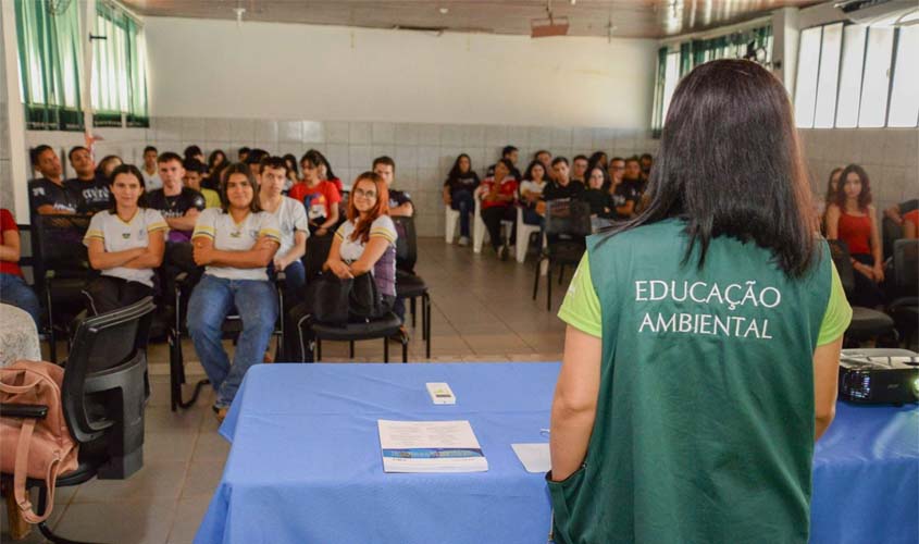 Semeia realiza palestra em escola estadual sobre prevenção contra queimadas