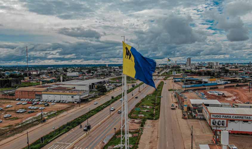 Bandeira de Porto Velho volta a tremular na entrada da cidade e reforça identidade do povo
