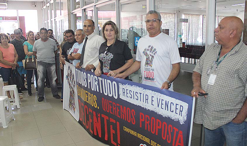 Bancários de Rondônia fecham agência do Bradesco em protesto contra proposta da Fenaban e onda de demissões