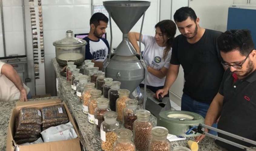 Classificadores da Idaron fazem análise física dos grãos inscritos para o 4° Concurso de Qualidade de Café