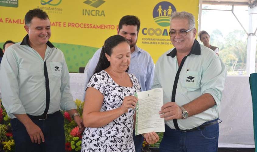 Assentadas do Flor do Amazonas inauguram agroindústria e recebem o título da terra